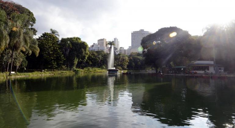 Lago e chafariz do Parque Municipal