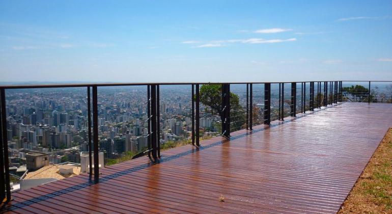 Mirante do Mangabeiras com piso de madeira, guarda-corpo e vista para a cidade