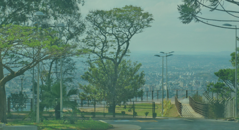 Confira os principais eventos gratuitos que acontecem em BH no fim de semana, de 23 a 24 de março. Foto: Divulgação PBH Vista da cidade de Belo Horizonte, com muitos prédios, a partir das árvores e caminhos do Mirante das Mangabeiras, durante o dia.