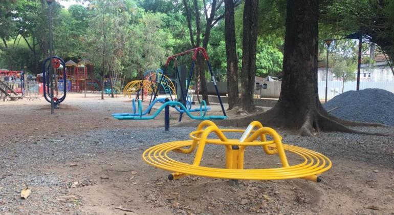 Mais de quatro brinquedos do Parque Municipal, reformados e pintados em cores como amarelo e azul. 