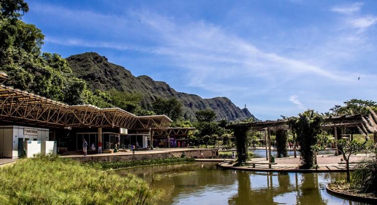 Confira os principais eventos gratuitos que acontecem em BH no fim de semana, entre os dias 3 e 4/8. Foto: João do Vale Casa e lago do Parque das Mangabeiras, durante o dia.