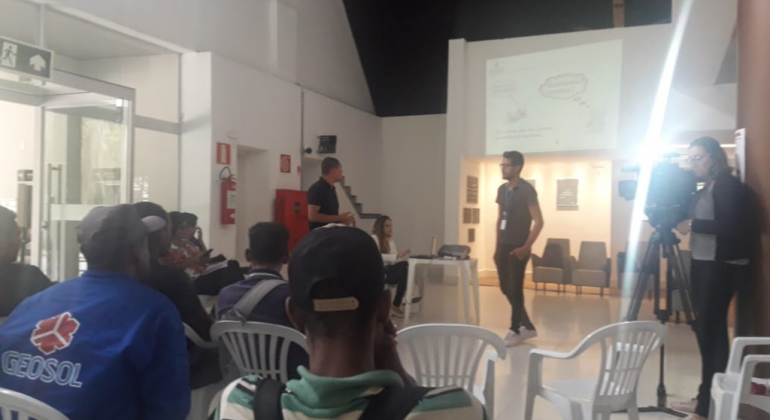 Oficina para incentivar a inclusão produtiva da população em situação de rua foi realizada na terça, dia 14/2. Foto: Tatiani Cordeiro Instrutor dá aula para mais de seis pessos em sala.