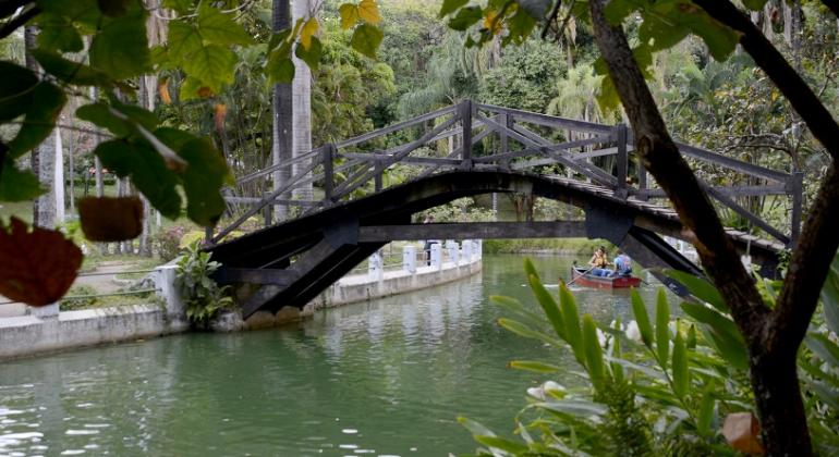 Ponte do lago do Parque Municipal, durante o dia.