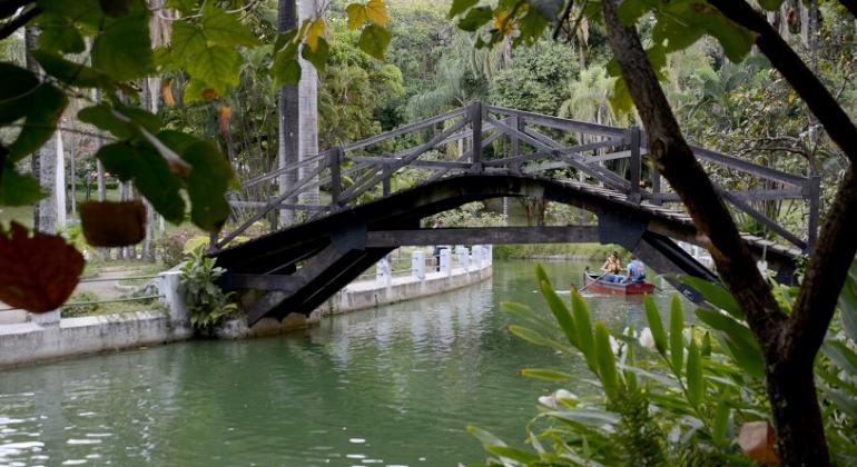 Confira os principais eventos gratuitos que acontecem em BH neste fim de semana, entre os dias 27 e 29/9. Foto: Amira Hissa/PBH Ponte do lago do Parque Municipal, durante o dia.