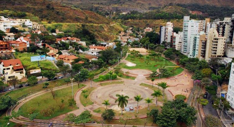 Mais conhecido como Praça JK, o parque terá sua quadra de futebol de areia, muito procurada pelas comunidades, completamente reformada. Foto: Divulgação PBH Vista aérea do Parque Juscelino Kubistchek, durante o dia.