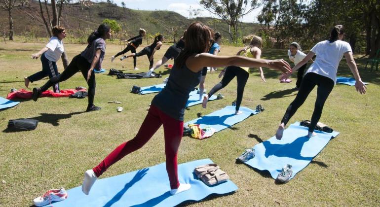 Mulheres praticam yoga em parque da cidade