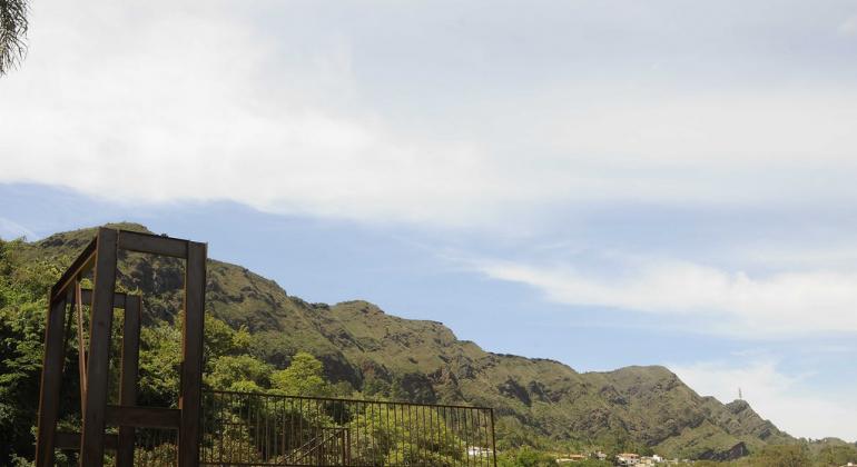 Tirolesa do Mirante do Mangabeiras retoma as atividades durante o Carnaval 2019 Base da Tirolesa do Mirante do Mangabeiras e vista da serra do curral ao fundo