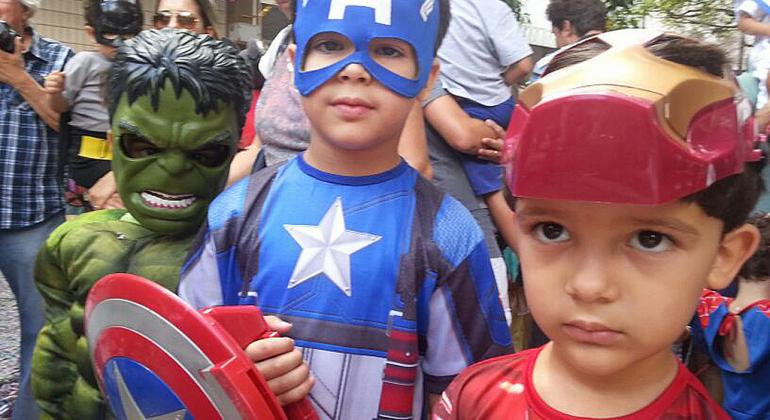 crianças fantasiadas de super heróis (The Hulk, Capitão América e Iron Man) em folia carnavalesca