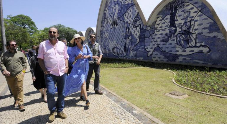 O prefeito Alexandre Kalil e equipe ao lado da Igreja da Pampulha, durante o dia.