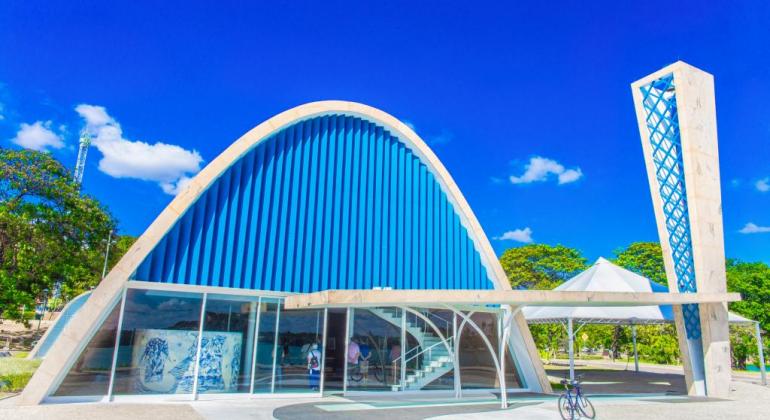 Fachada da Igreja da Pamulha, durante o dia. 