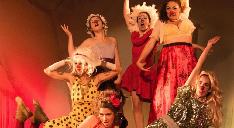 Teatros Raul Belém Machado e Marília recebem espetáculo com temas feministas Artistas com rostos pintados e roupas de mulher