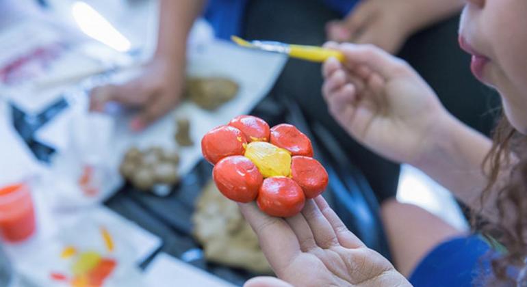 Propostas de oficinas de gestão cultural e bastidores das artes podem ser enviadas de 19/6 a 2/8. Foto: Ricardo Laf/PBH Mão jovem e feminina pinta uma flor de artesanato; foto ilustrativa.