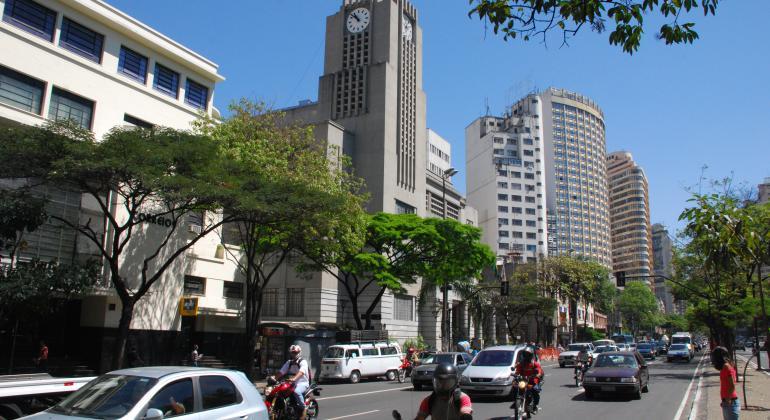 Fachada da Prefeitura Municipal de Belo Horizonte, durante o dia.