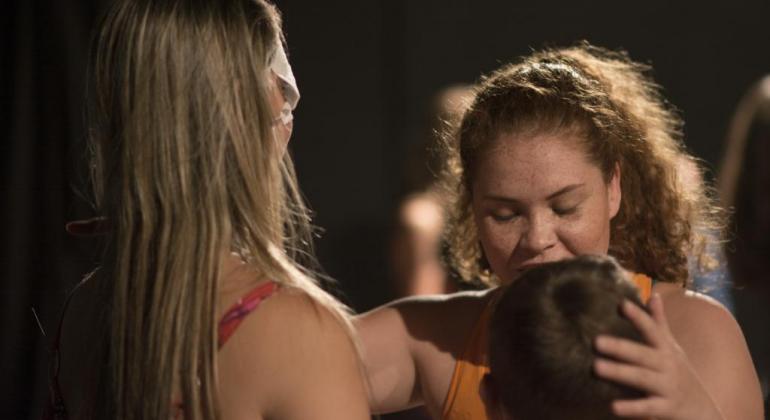 O Teatro Francisco Nunes será palco no domingo, dia 1º/11, às 16h e às 17h, o espetáculo infantil “Lágrimas da Floresta”. Foto: Marina Mitre Garota coloca as mãos na cabeça de um menino e de uma mulher.