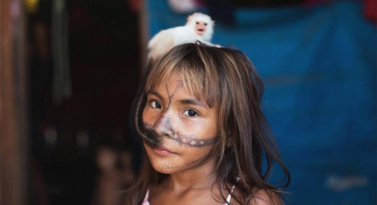 MIS Cine Santa Tereza sedia a mostra Palavras Plurais, com 21 filmes, entre cinebiografias e documentários, entre os dias 1º/8 e 1º/9. Foto: Divulgação Índia criança com um mico no alto da cabeça. Imagem do filme "O Jabuti e a Anta", em cartaz no MIS Cine Santa Tereza.
