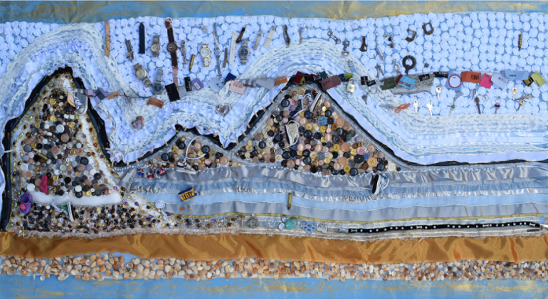 A mostra de arte visual apresenta peças elaboradas pela artista Zélia Mendonça com fuxicos, contas, restos de souvenires e sucatas. Foto: Zélia Mendonça Obra de arte abstrata da artista Zélia Mendonça