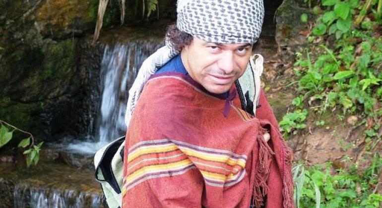 Homem com lenço na cabeça; cena do filme Cocoré, de Túlio Marques. 