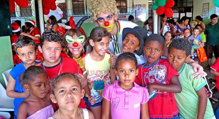 Prefeitura oferece programação cultural gratuita durante as férias Crianças em brincadeiras