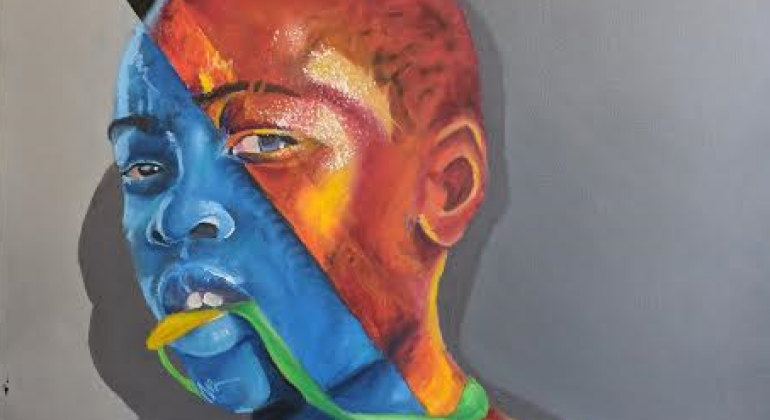 Pintura de garoto com feições afro-descendentes e rosto com as cores vermelha e azul coloca parte de fita verde amarela, pendurada no pescoço, na obca, entre os dentes. 