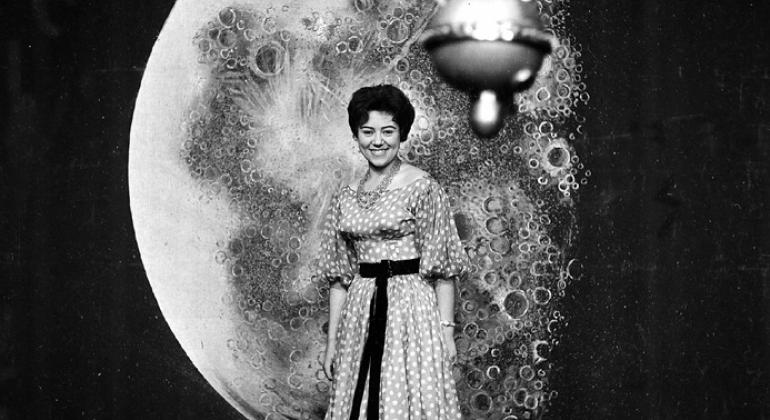 A atriz Clausy Soares atrás de lua cenográfica em imagem preto e branca feira dia 3 de outubro de 1959, pertencente ao Acerto MIS-BH> 