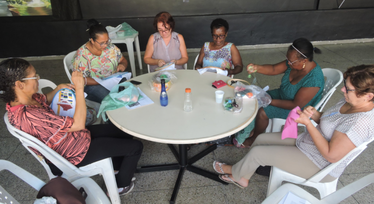 Centros culturais da PBH são referências para os moradores e contribuem para a formação, valorização, difusão e fortalecimento da cultura. Foto: Andréa Moreira/PBH Cinco mulheres bordam, cada uma sua peça, todas sentadas em torno de uma mesa.