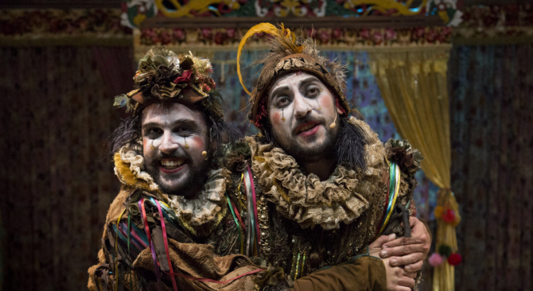 Realizado através de parceria da PBH com o CIRC, circuito visa elevar e dar visibilidade ao potencial cultural de Belo Horizonte. Foto: Tati Motta Dois homens, ladoa lado, abraçados, vestidos de palhaços, com o rosto branco e roupas medievais.