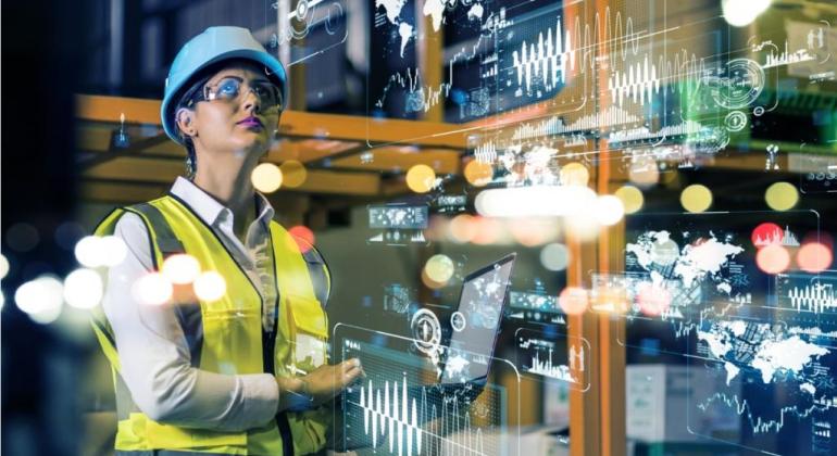 Fórum Qualifica BH! deste mês discute o futuro do trabalho em encontro virtual Mulher trabalhando virtualmente