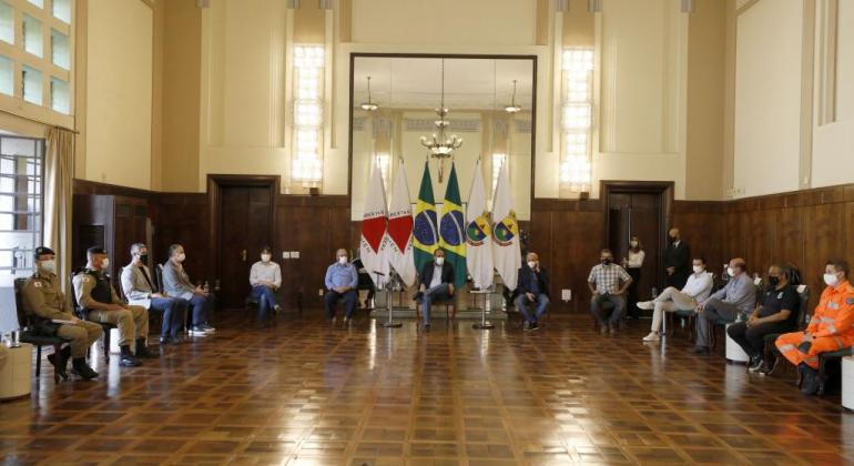 Prefeitura libera presença de torcedores em estádios de futebol da capital Prefeito Alexandre Kalil em reunião com representantes dos clubes de futebol e de torcidas organizadas