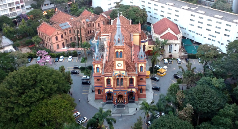 Foto: Divulgação Imagem aérea da Igreja de São José, durante o dia.