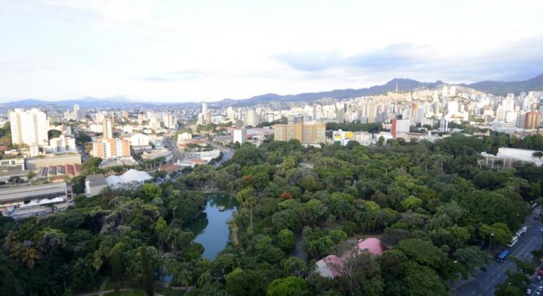 Parque Municipal visto do alto com bairros de Belo Horizonte ao fundo