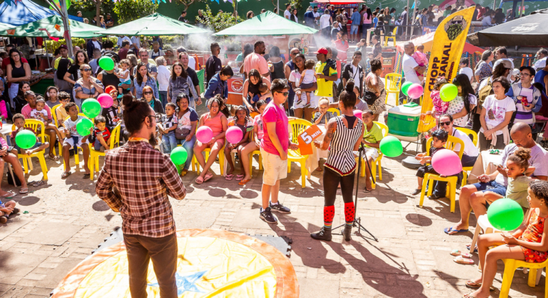 Pessoas reunidas em uma praça