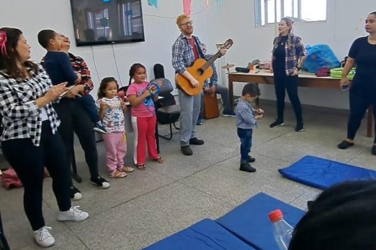 Centro de Saúde São Tomás usa o poder das canções para impulsionar o desenvolvimento infantil e fortalecer vínculos