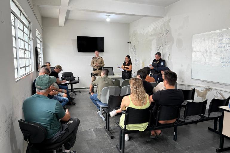 Acordo entre comerciantes e PBH prevê que bares da Avenida Guarapari poderão funcionar até 2h da manhã 
