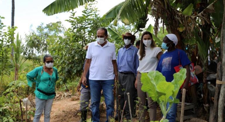 prefeito Alexandre Kalil e a primeira-dama e diretora do Movimento Gentileza, Ana Laender, visitaram a Horta Comunitária Coqueiro Verde, no Bairro Conjunto Paulo VI