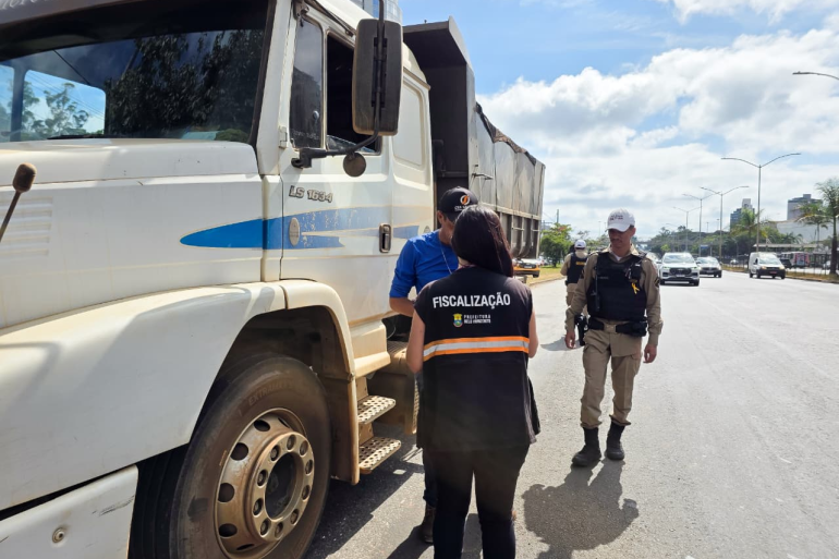 Fiscalização de caminhões de entulho será intensificada pela PBH Fiscalização de caminhões de entulho será intensificada pela PBH