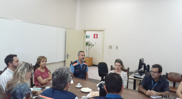 Alunos de escolas interditadas pela Defesa Civil Municipal serão realocados Integrantes da Defesa Civil e Secretaria de Educação em reunião