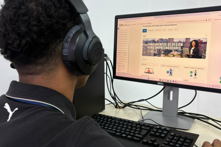 Cursos da PBH ensinam empreendedores a profissionalizar redes sociais para alavancar negócios Pessoa utilizando computador com fones de ouvido para acessar curso on-line de ferramentas de design para empreendedores.