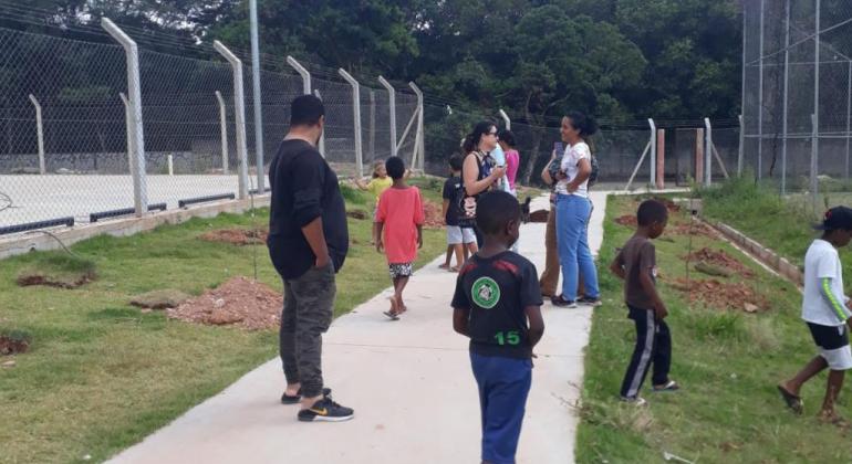 Dezenas de árvores são plantadas por moradores na Vila Aeroporto Dezenas de árvores são plantadas por moradores na Vila Aeroporto
