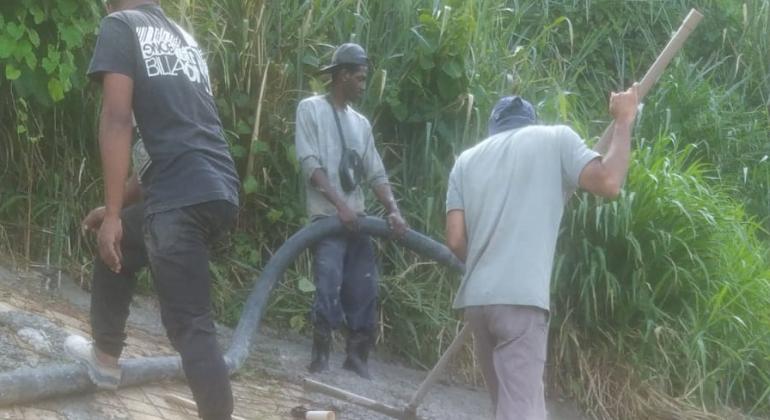 Urbel realiza obra em área de risco em parceria com morador do Tupi Lajedo Urbel realiza obra em área de risco em parceria com morador do Tupi Lajedo