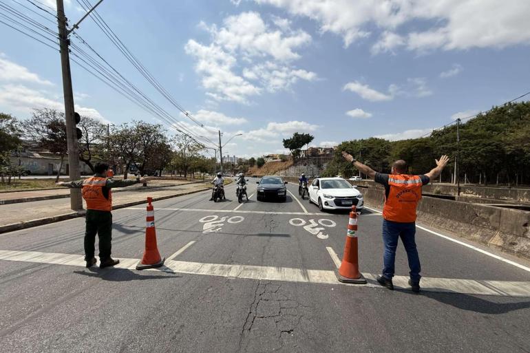 Simulado prepara equipes para situações de risco na Avenida Teresa Cristina Agentes da Prefeitura de Belo Horizonte trajando de colete laranjado, ao lado de cones, sinalizando com braços erguidos para veículos parados em via de trânsito rápido