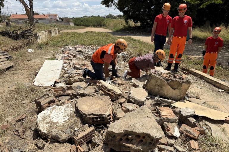 Prefeitura e Bombeiros capacitam voluntários para o período de chuvas Equipe de profissionais realiza atividade de resgate e busca em área com escombros.