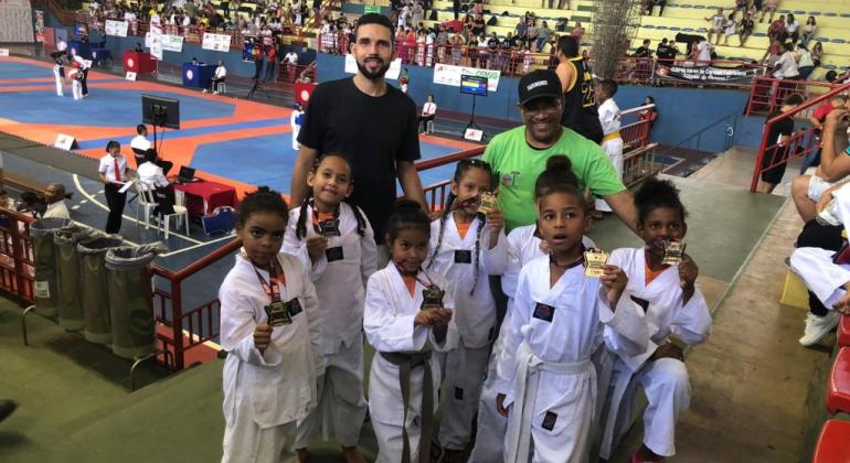 Nove alunos da rede municipal ganham medalhas de ouro em campeonato de taekwondo