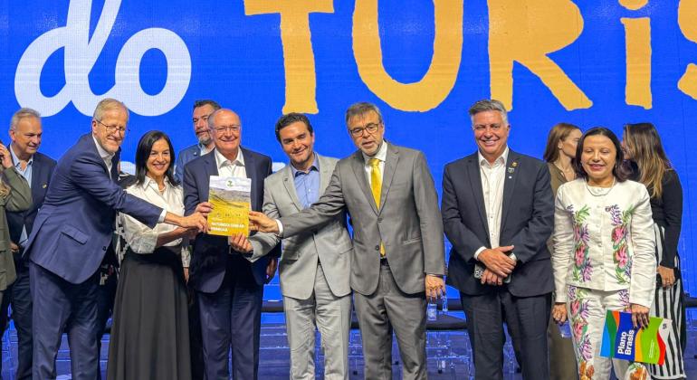 Álvaro Damião participa da solenidade de abertura do Salão Nacional do Turismo