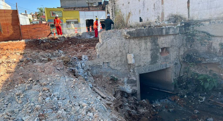 PBH inicia implantação de drenagem em ruas do Bairro Candelária, em Venda Nova PBH inicia implantação de drenagem em ruas do Bairro Candelária, em Venda Nova