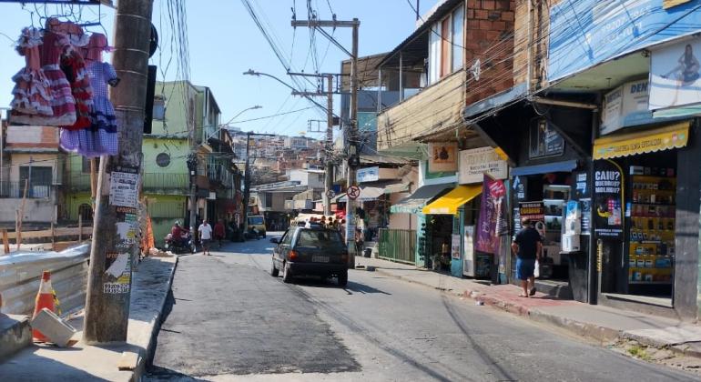 Principal rua da Vila Cabana é liberada após obra da Prefeitura de BH para conter erosão