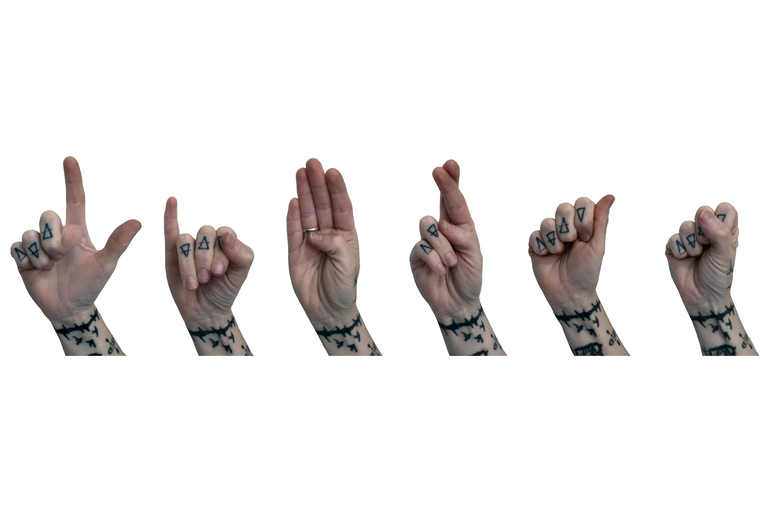 Inscrições para a Oficina Semestral de Libras estão abertas para toda a comunidade escolar da rede municipal Cinco mãos tatuadas, uma ao lado da outra horizontalmente, fazendo gestões em Libras.