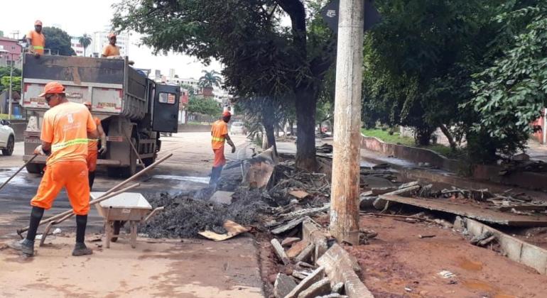 SLU intensifica prevenção e plantões para o período chuvoso Lixeiros trabalhando