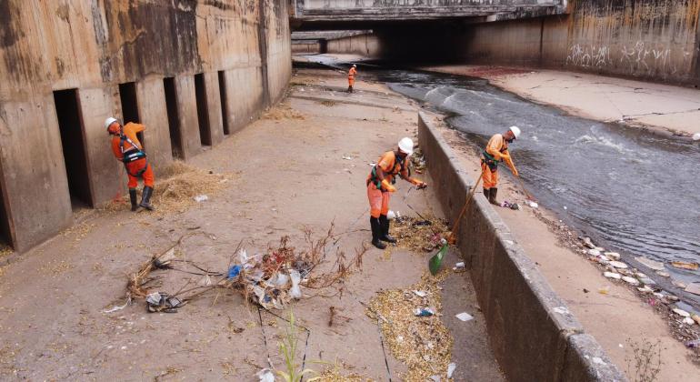 Prefeitura de BH faz a limpeza do Ribeirão Arrudas para retirada de resíduos que podem causar transbordamentos