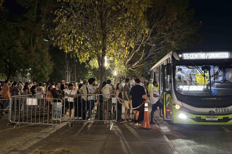 Ônibus da Linha Especial 55 - Centro / Savassi parado embarcando uma fila de passageiros após evento no Parque Ecológico, na Pampulha