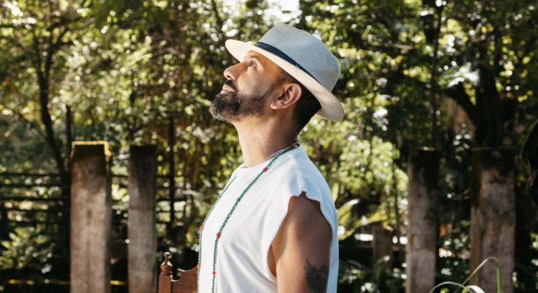 Músico celebra ancestralidade em show gratuito no Teatro Raul Belém Machado
